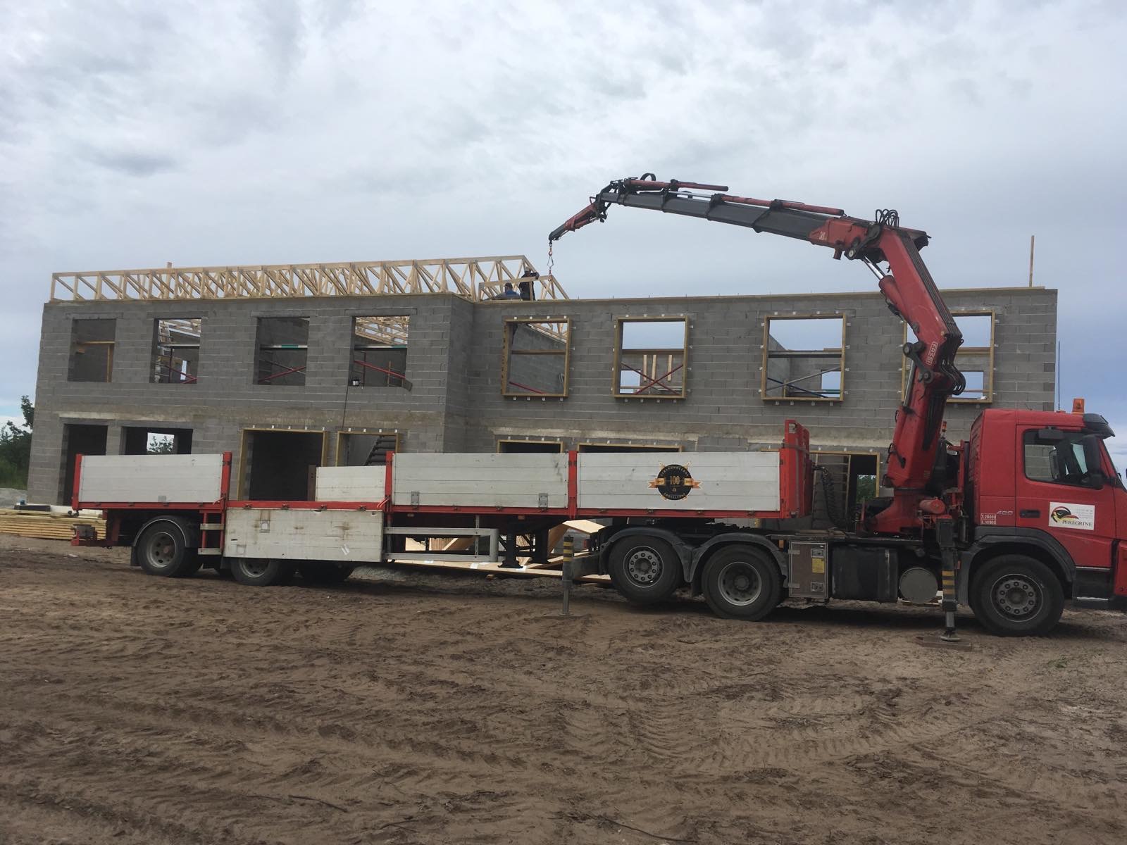 ПОЛУПРИЦЕП С КРАНОМ / ГРУЗОПЕРЕВОЗКИ / УСЛУГИ КРАНА / POOLHAAGIS KRAANAGA / TÕSTE-JA VEOTEENUSED