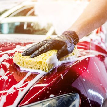 Käsipesu šampooniga - punase auto välipesu käsnaga, DavMar Detailing Tallinnas