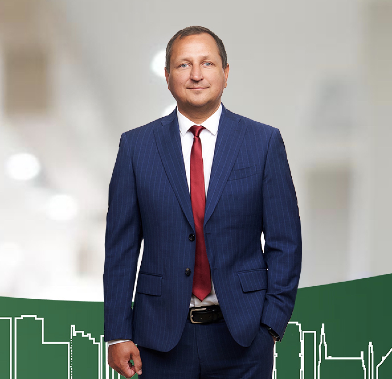 Kogenud kinnisvaramaakler sinises ülikonnas punase lipsuga - professionaalne portreet neutraalsel taustal, Harjumaa