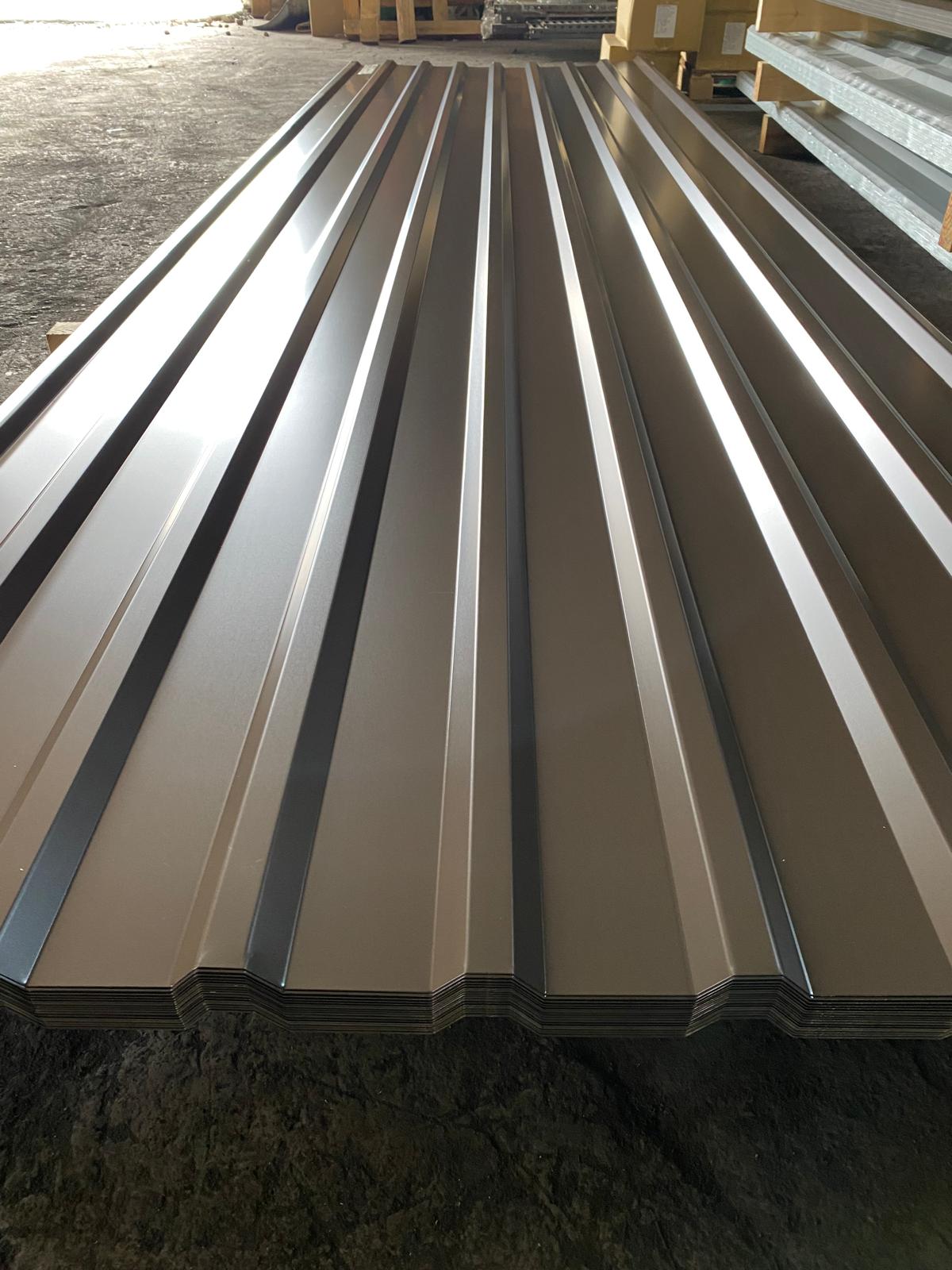 TP20 trapetsprofiil RR32 tumepruun - pakitud lehed laos, lähiplaan